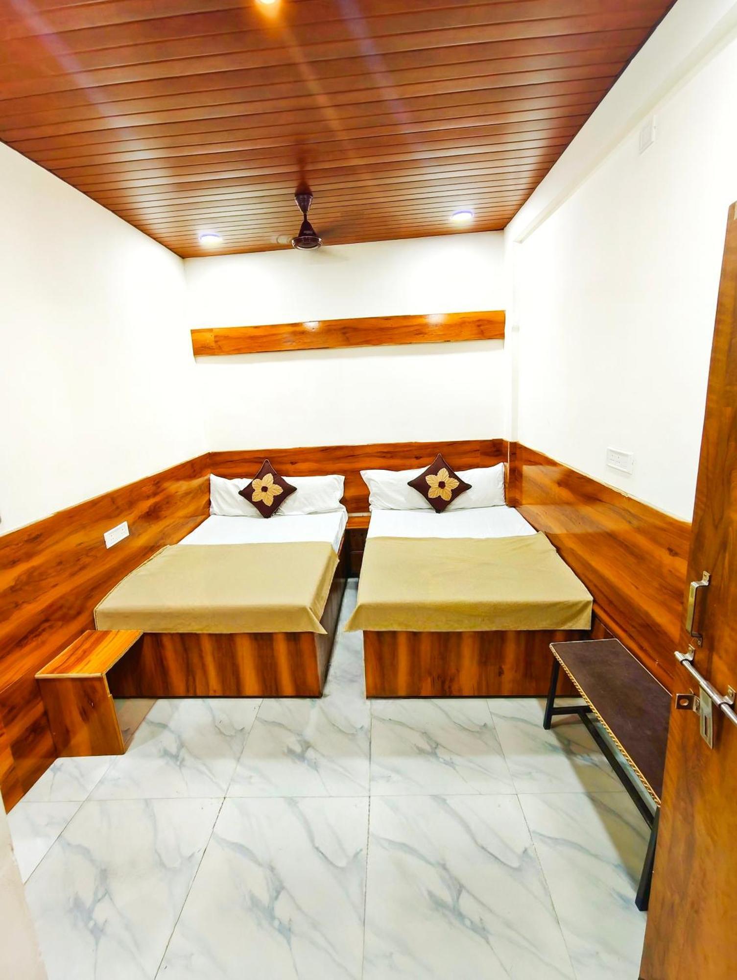 Hotel Om Palace Near Mahakal Mandir ウッジャイン エクステリア 写真